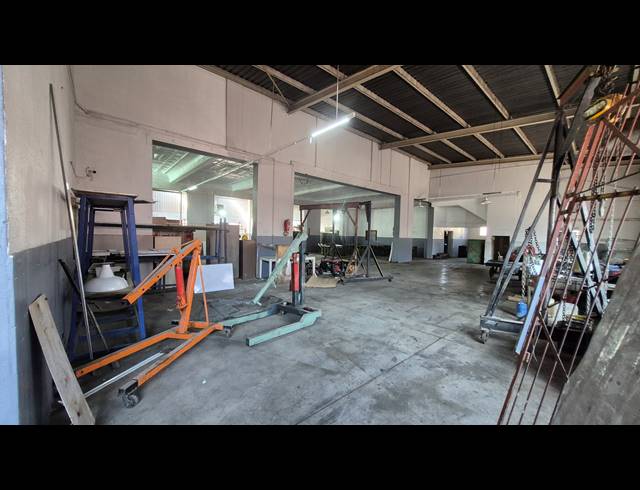 2,100M² FACTORY FOR SALE IN BOKSBURG EAST
